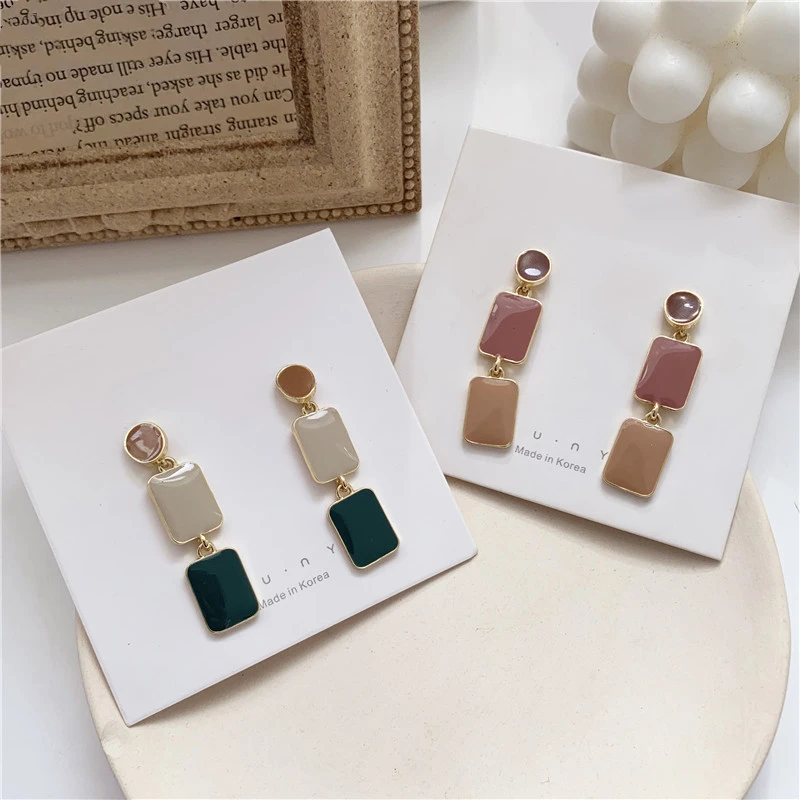 Классические простые квадратные серьги капельки розового серого цвета