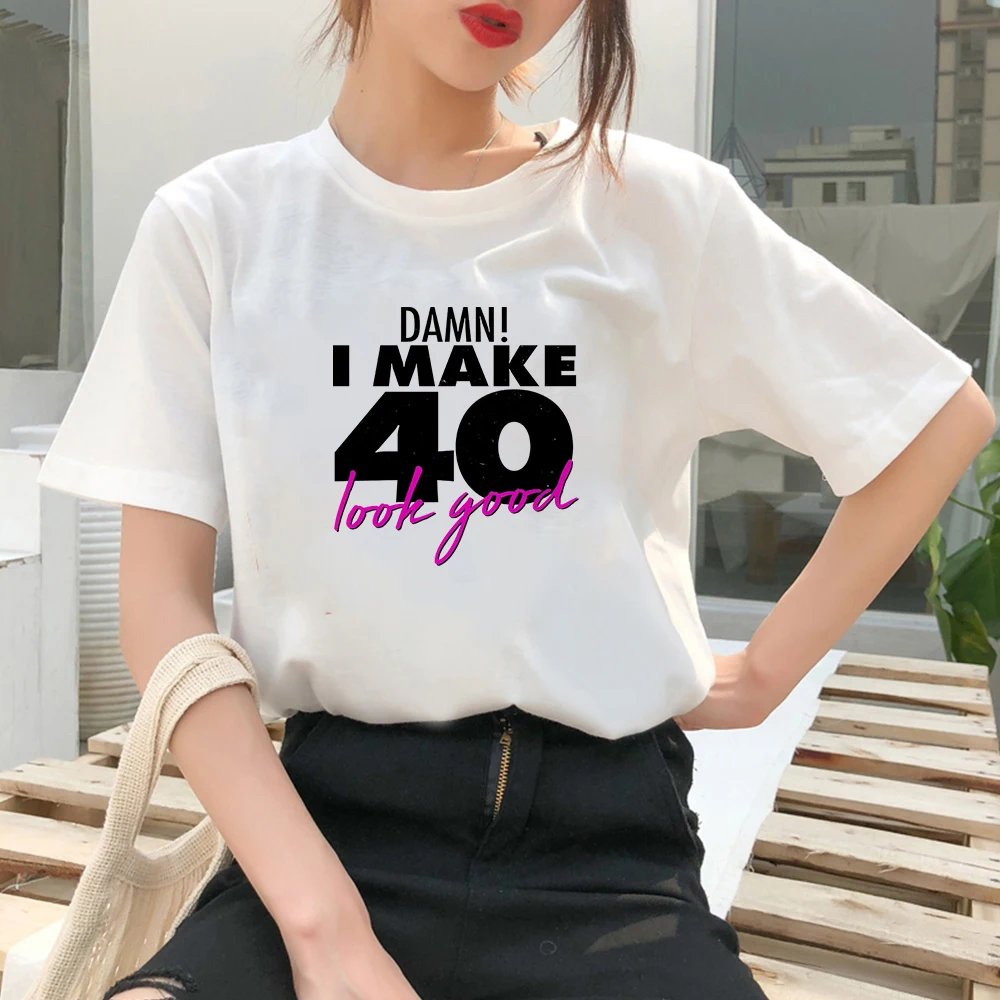 

Funny Graphic 90s Women T-shirt Damn I Make 40 Look Good Q version Letter Print T-shirt 40th Birthday Casual Short Sleeve Top