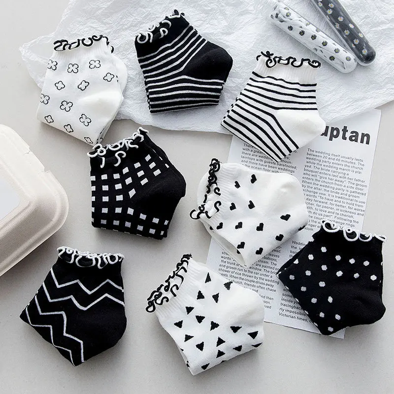 

2021Spring and summer new black and white plaid wood ear boat socks short tube women's socks four-leaf clover love socks women