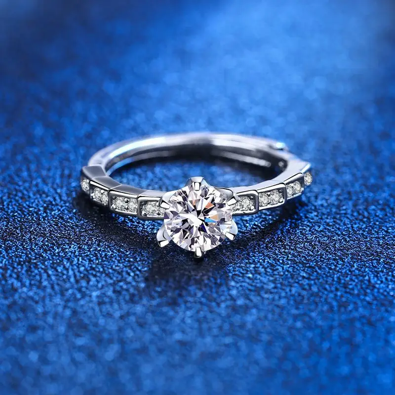 

Женское кольцо из серебра 925 пробы с фианитами, в виде змеи