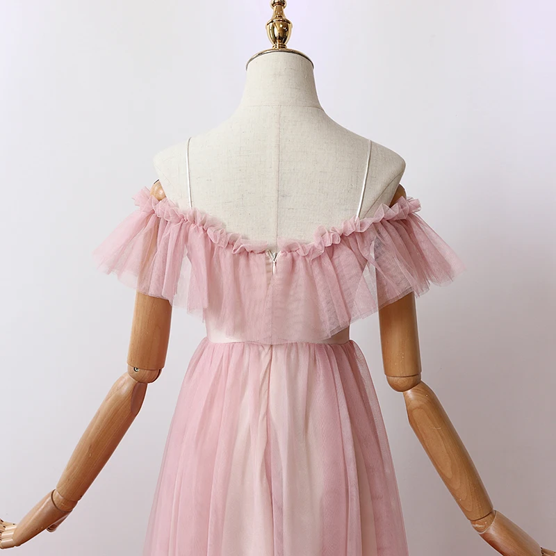 Розовое платье подружки невесты с оборками и длиной до колен элегантное из тюля