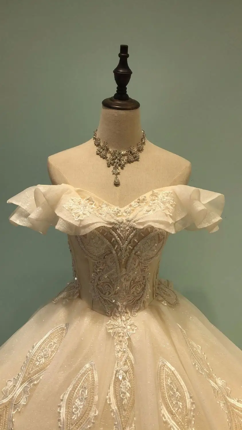 Кружевное бальное платье цвета шампанского с аппликацией и цветами|Свадебные