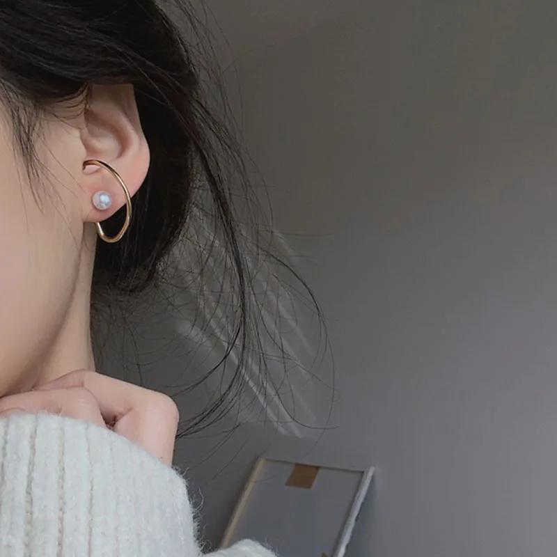 Минималистичные серьги-гвоздики золотого и серебряного цвета в форме уха с