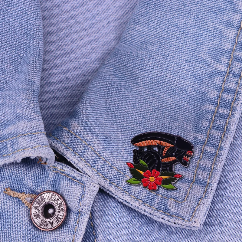 Xenomorph Alien Lapel Pin retro Tattoo Art Enamel brooch |
