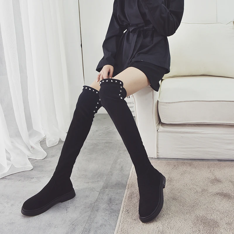 Узкие эластичные сапоги пикантные женские замшевые выше колена на плоской