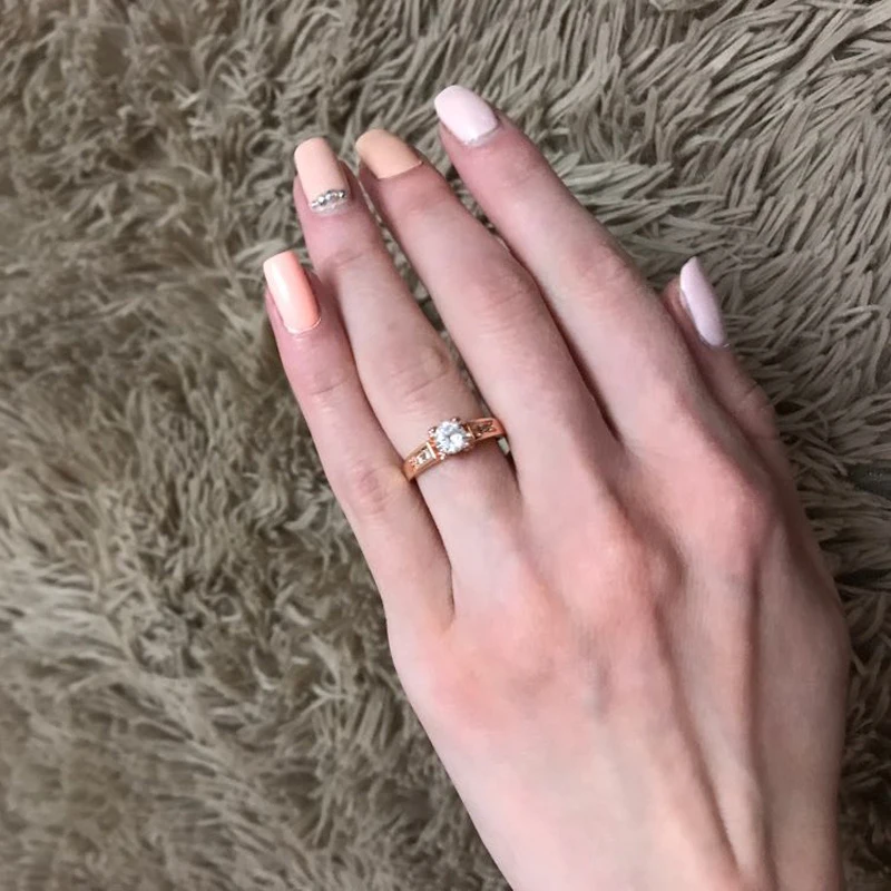 Женское Обручальное кольцо с фианитом и кристаллами цвета розового золота|finger