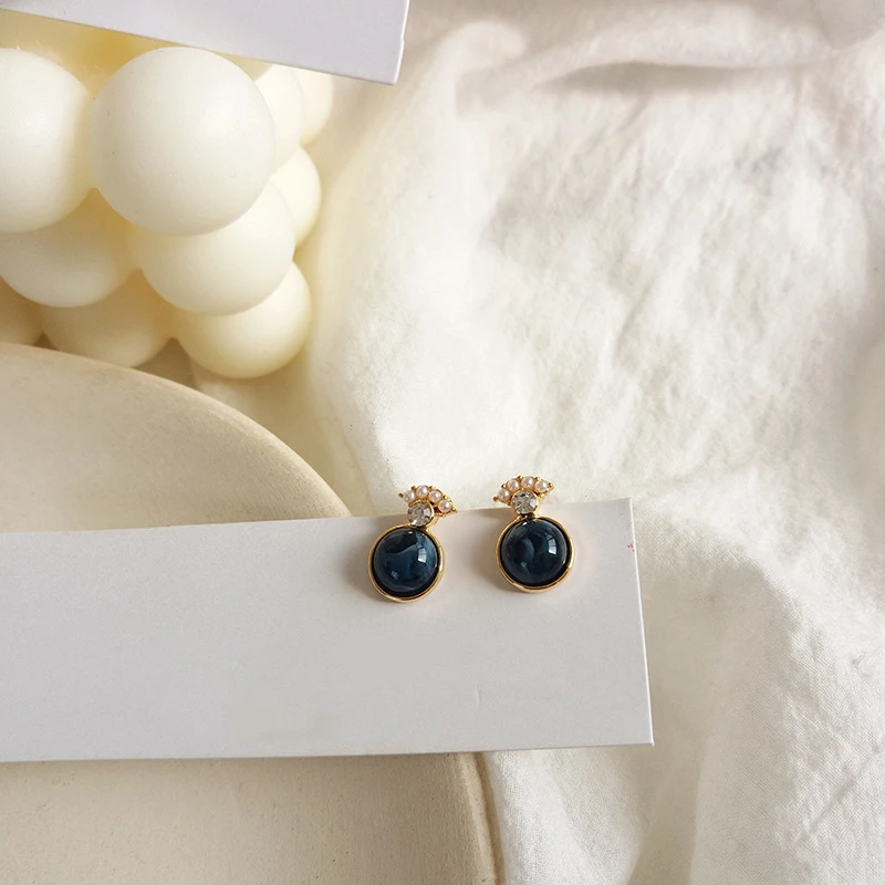 Женские серьги гвоздики с жемчугом простые круглые из смолы ювелирное изделие в