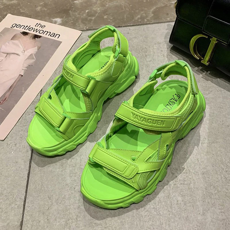 Летние разноцветные женские босоножки на платформе Розовые туфли танкетке