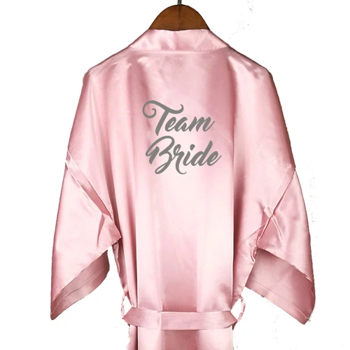 team bride Дешевая атласная Халат женские свадебные туфли-лодочки с короткое платье; пыльно-Розовые Свадебные вечерние свадебный подарок подружки невесты мама сестра команда кимоно для невесты халаты - Цвет: team bride