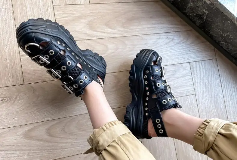 

Прямая поставка, черные, телесные, сетчатые сандалии с заклепками и круглым носком, женские босоножки на толстой подошве с ремешком на пятке...