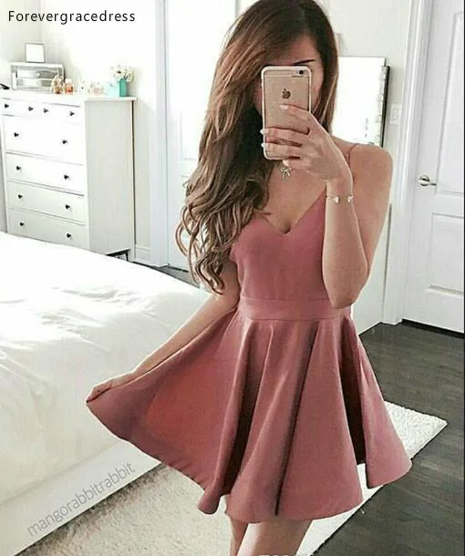 Недорогое милое коктейльное платье трапециевидной формы на бретельках с v