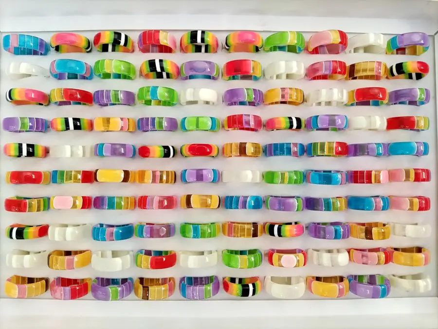 Множественные наборы 50шт/100шт Женские кольца очаровательные, многоцветные, из смолы, акрила в бохемском стиле Женские модные кольца для вечеринок и украшения девушек.