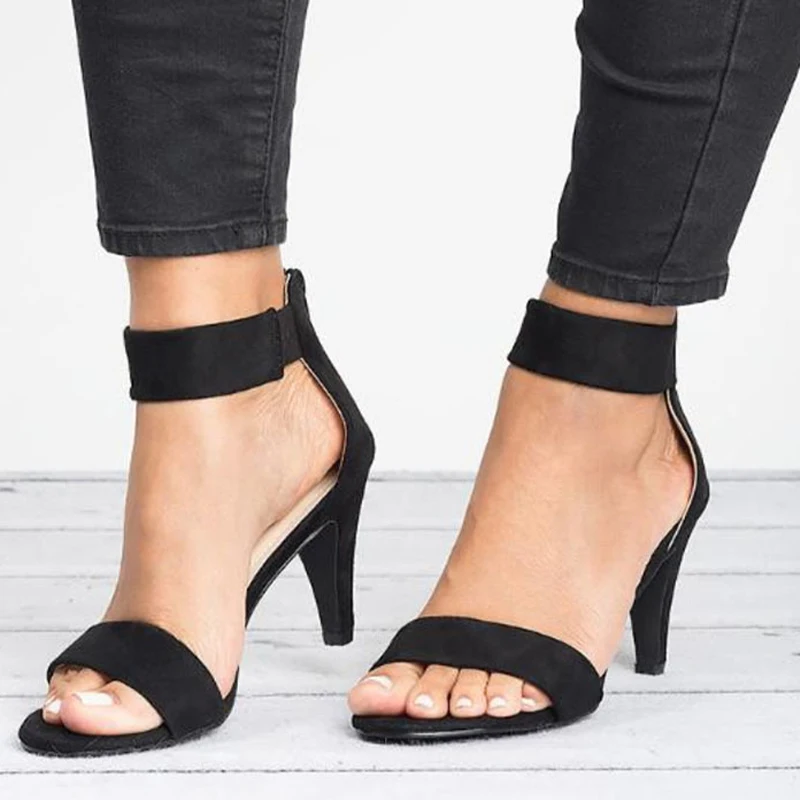 Женские леопардовые босоножки с ремешком на щиколотке и открытым носком | Обувь