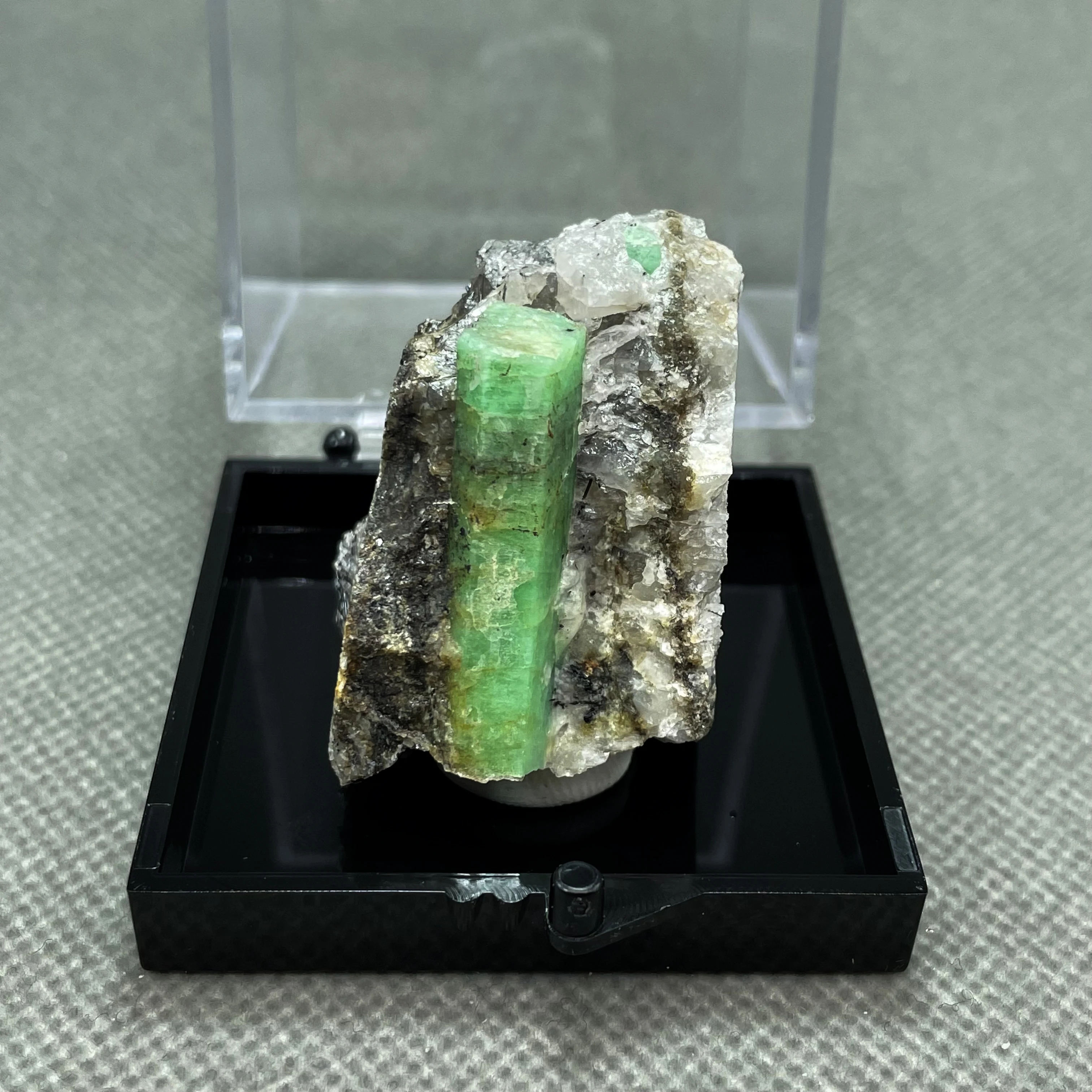 

BIG! 100% Natural green emerald mineral gem-grade crystal specimens stones and crystals quartz crystals (box size 5.2 cm）