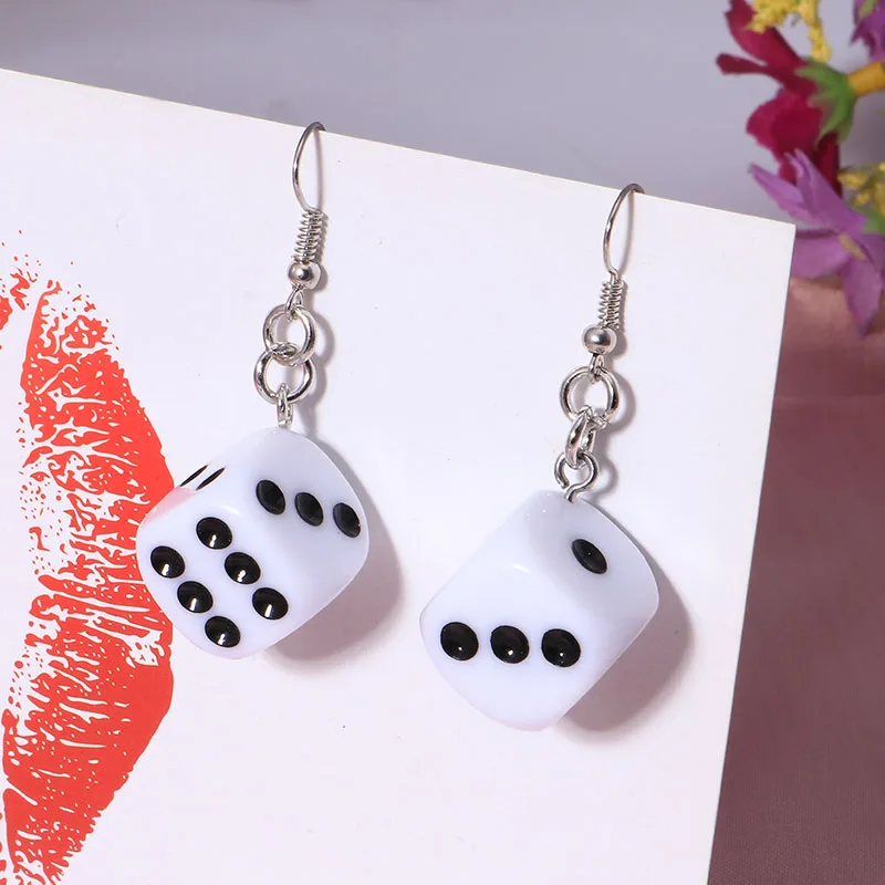 Tenande популярные Черно белые квадратные игральные кубики висячие серьги для