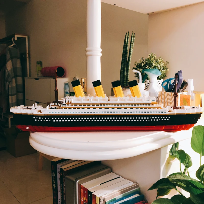

Classic Movie Titaniced Big Cruise Ship Boat 3D Modle DIY Micro Mini Blocks Bricks Assembly Diamond Building Toy Collection