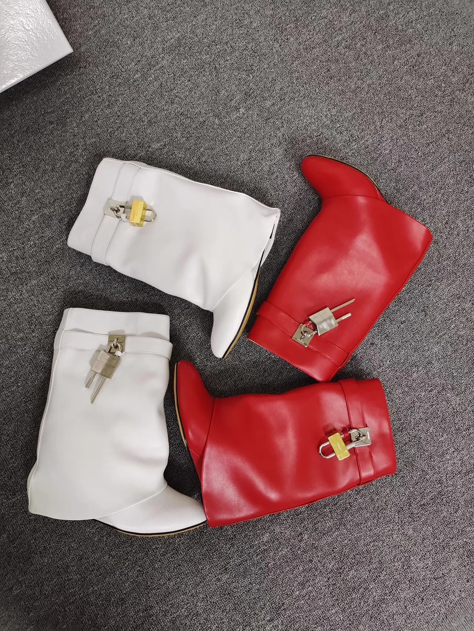 Однотонные ботильоны на танкетке с боковой молнией и круглым носком