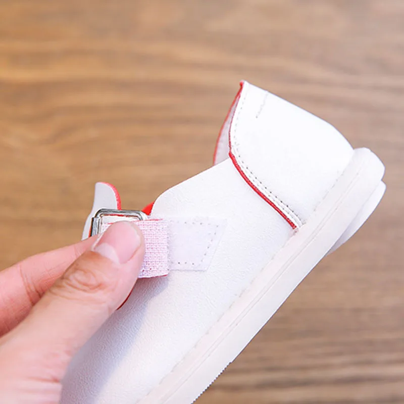 Детские кроссовки на нескользящей подошве с т-образным ремешком размеры 21-30 |