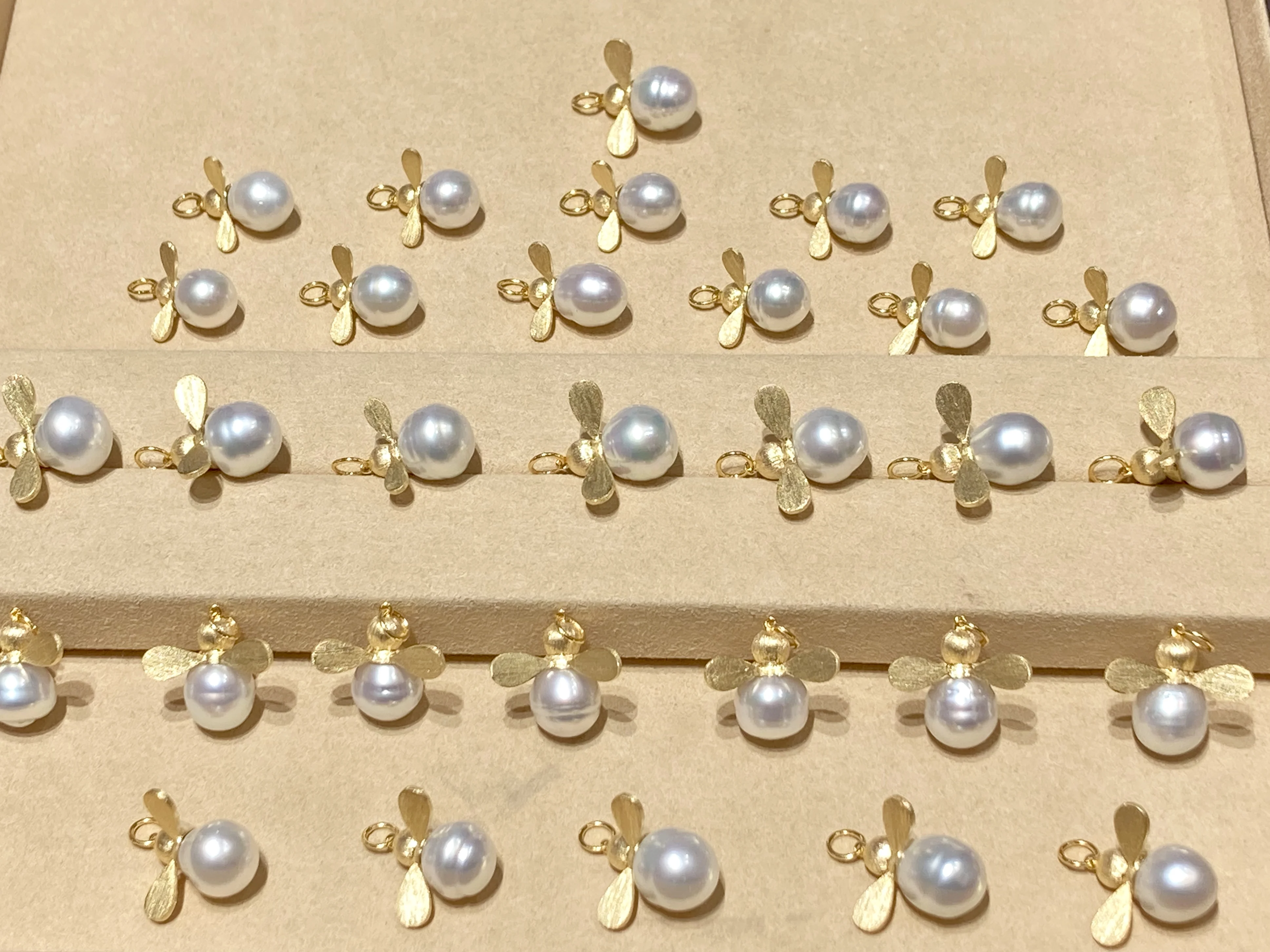 ?? S925シルバー18kイエロージュエリー女性ネックレスチョーカーセーターチェーン南洋真珠バロックペンダントリトル蜂ファッション女性