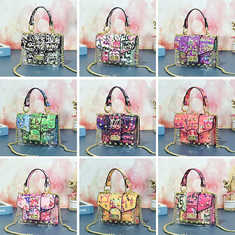 

Женская сумка через плечо с квадратными заклепками и надписями