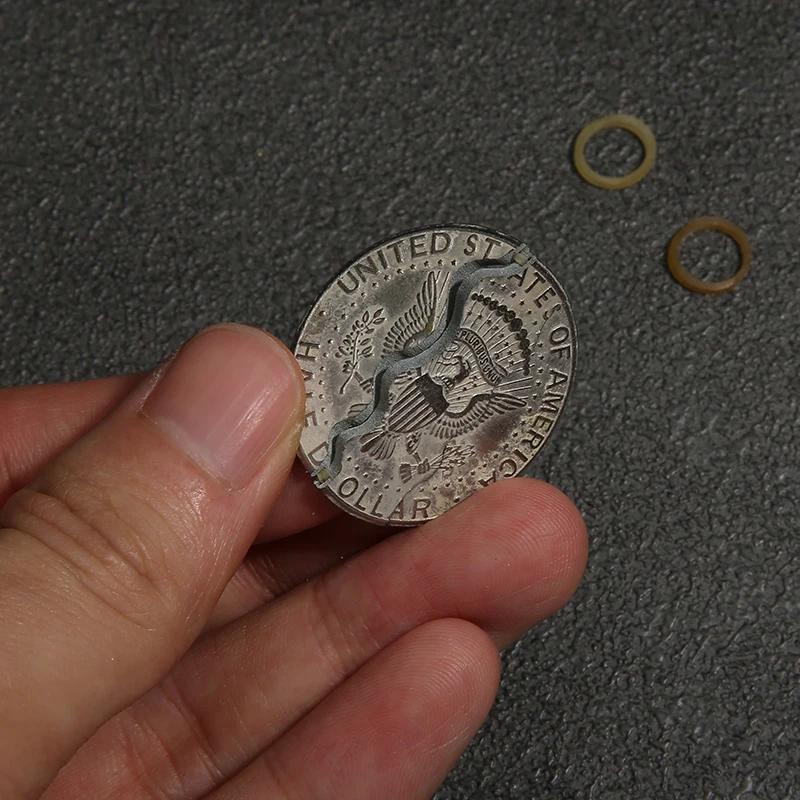 Кусающая монета половина доллара Волшебная в пивной бутылке две складные монеты