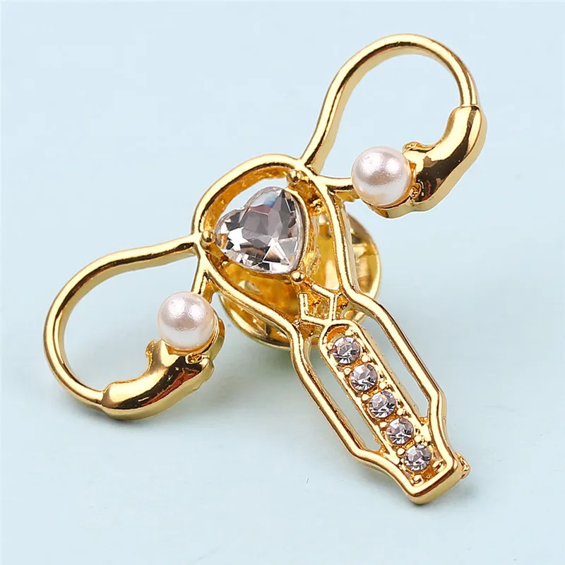 Женская брошь в форме матки с жемчугом и кристаллами |