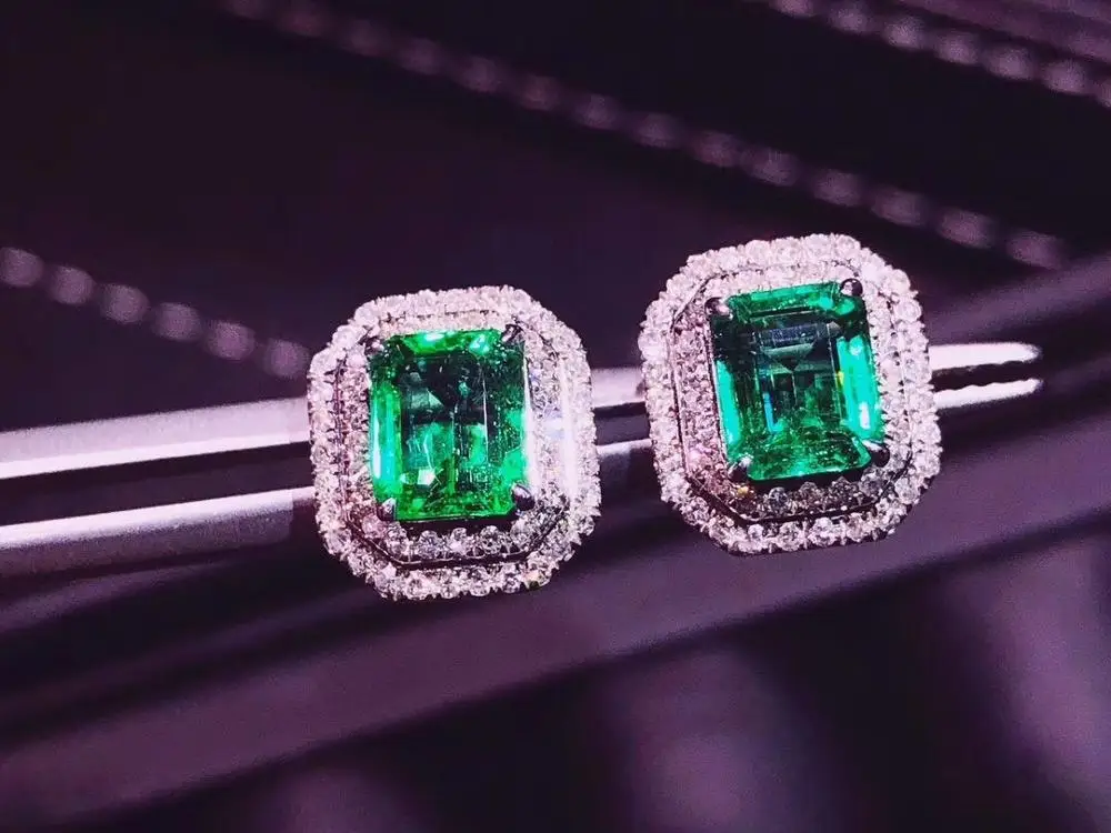Женские серьги гвоздики из 18 каратного золота с изумрудами 100%