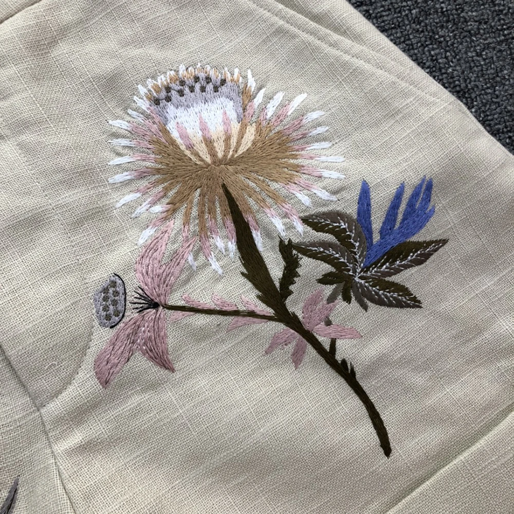 2021 Runway embroidery flower shorts beige wild flower embroidery retro fashion shorts for women