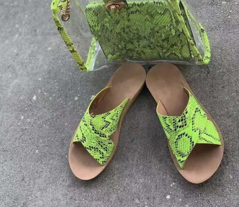 

Flat bottom serpentine flip flop women 2020 new fashion wild outdoor bright color candy color transparent Leather slippers
