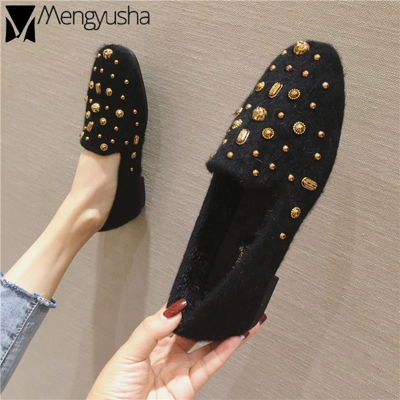 Брендовые зимние туфли с золотыми шипами плюшевые женские металлические черные