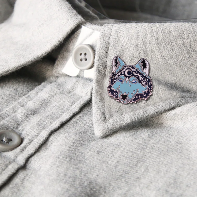 С изображением заснеженной горы с ясного звездного волка эмали штырь