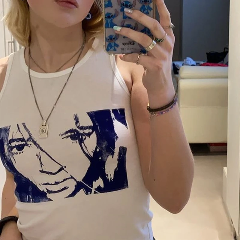 Женский топ без рукавов короткий с круглым вырезом и графическим принтом в