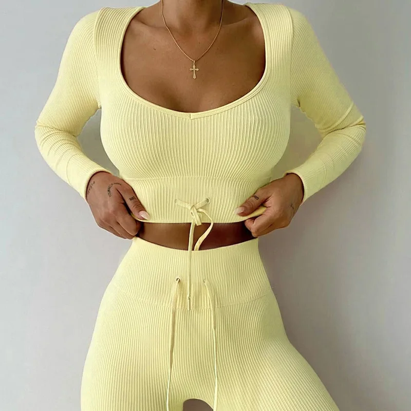 

Женский комплект из топа с квадратным вырезом и шорт на шнуровке