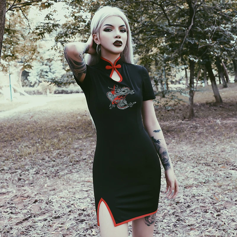 Готическое черное винтажное платье с вышивкой и коротким рукавом облегающее