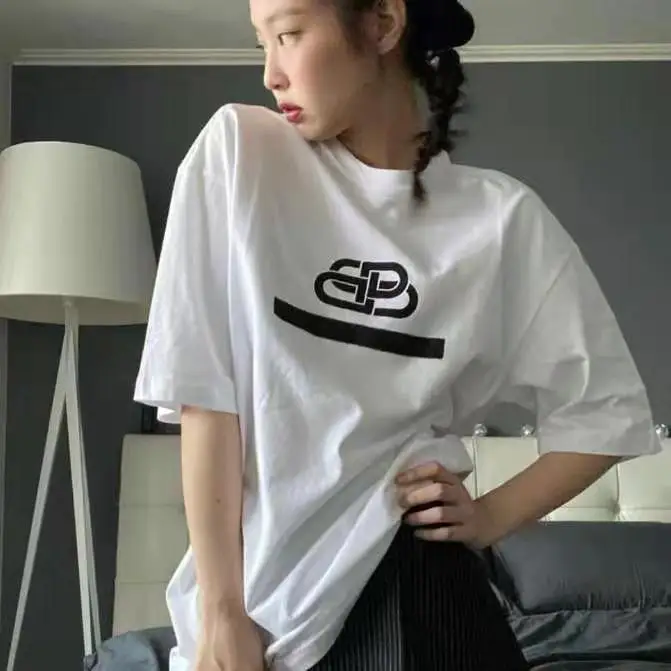 

Classic Paris lock pattern cotton T-shirt men and women with loose leisure fashion Joker breathable comfortable short sleeves