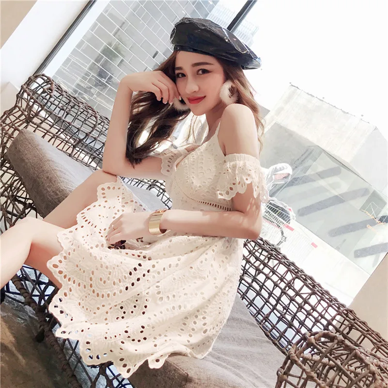 Женское кружевное платье с открытыми плечами белое ажурное мини-платье
