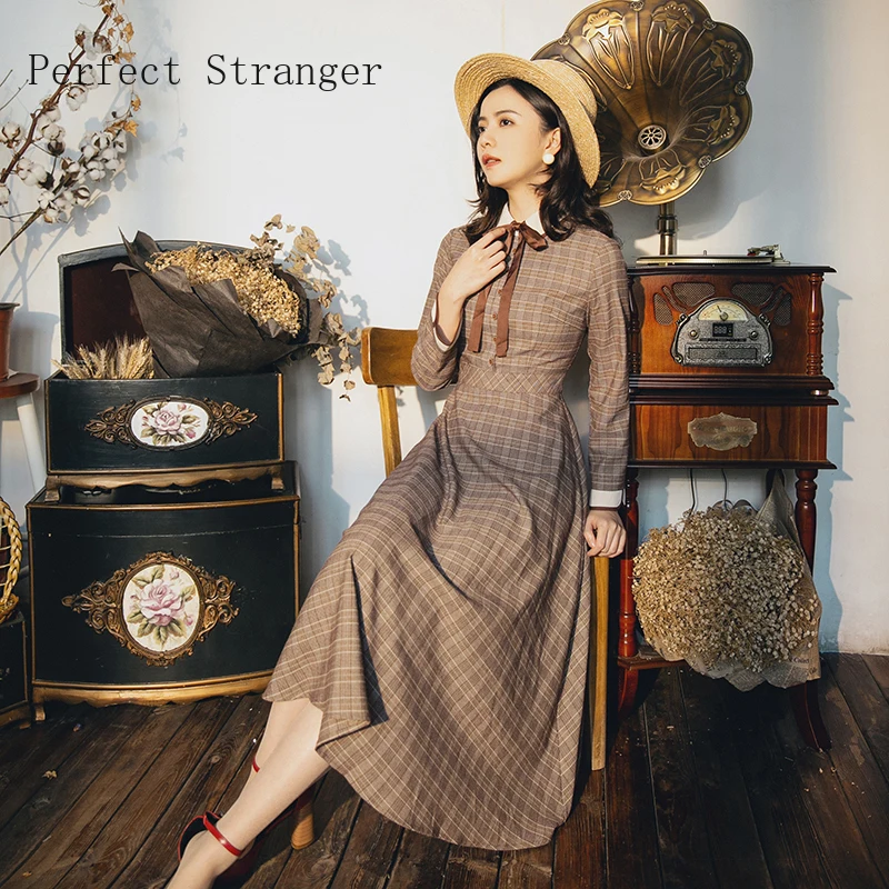 Женское длинное платье винтажное в клетку с воротником стиле Питера Пэна бантом