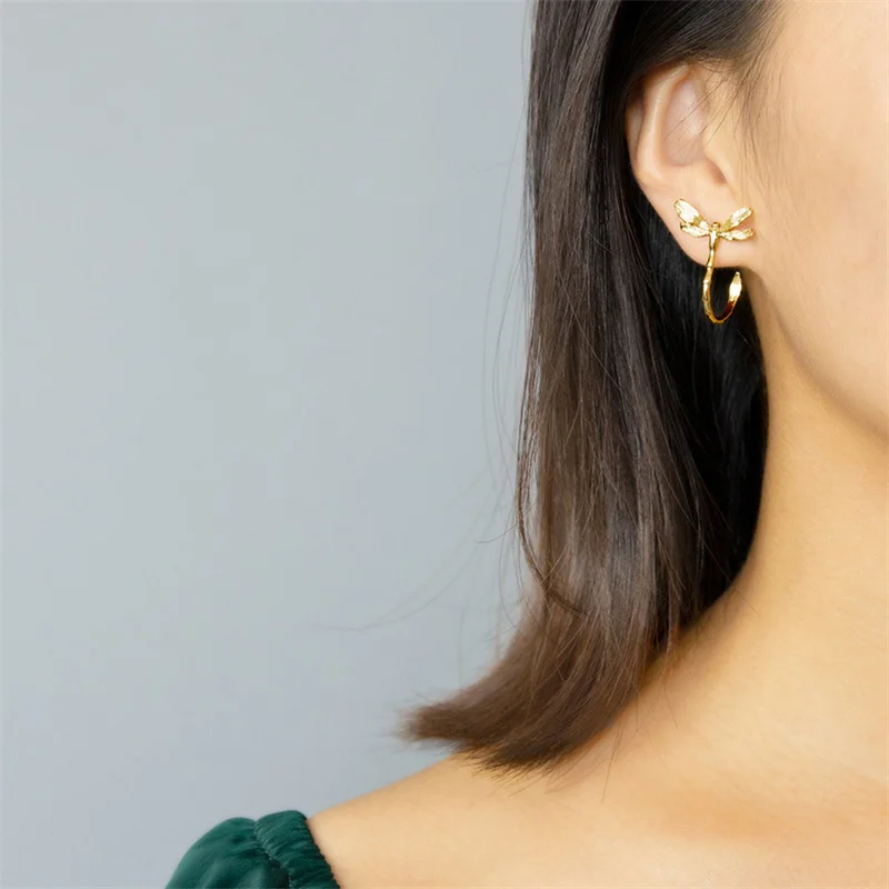 Женские серьги-гвоздики в виде стрекозы из серебра 925 пробы | Украшения и