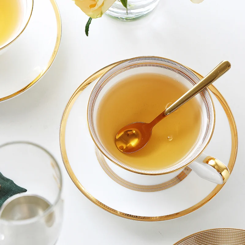 

Европейская керамическая портативная кофейная чашка с тарелкой, роскошная маленькая кофейная чашка из костяного фарфора, тарелка в эстети...