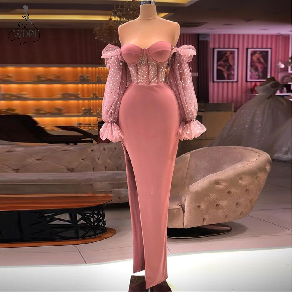 

Женское длинное вечернее платье с высоким разрезом, открытыми плечами и длинным рукавом