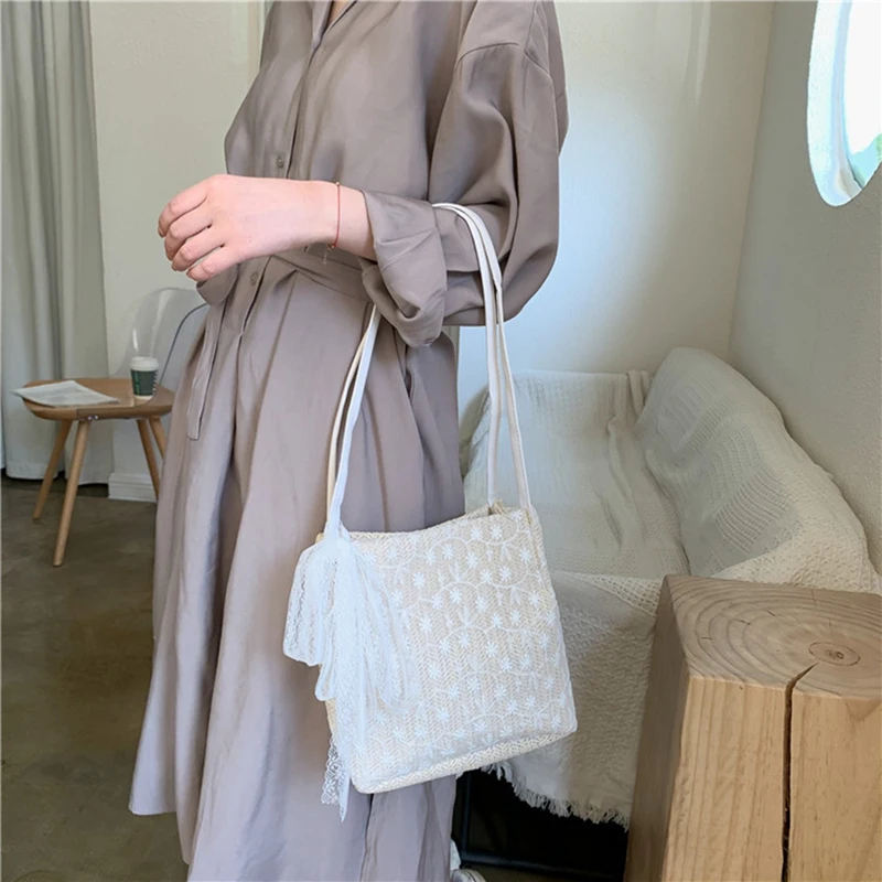 

Ladies Woven Bag Leisure Beach Vacation Straw Woven Shoulder Bag Messenger Bag Lace Flower Handbag