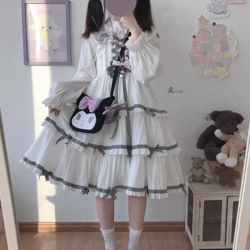 

Женское платье в стиле «лолита» с оборками и длинным рукавом