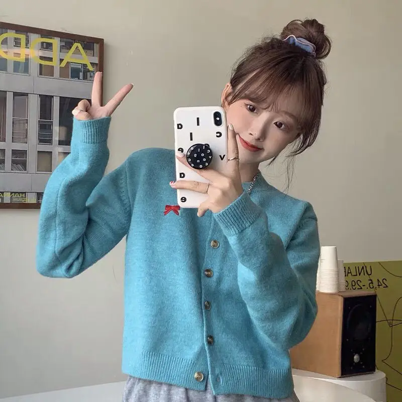 

Осенне-зимний женский новый короткий вязаный кардиган с вышивкой японский Однотонный свитер с круглым вырезом свободный и универсальный