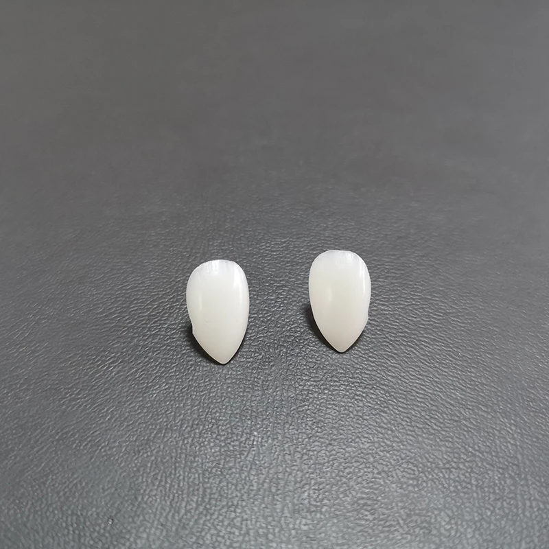 

Искусственные клыки вампира и оборотня