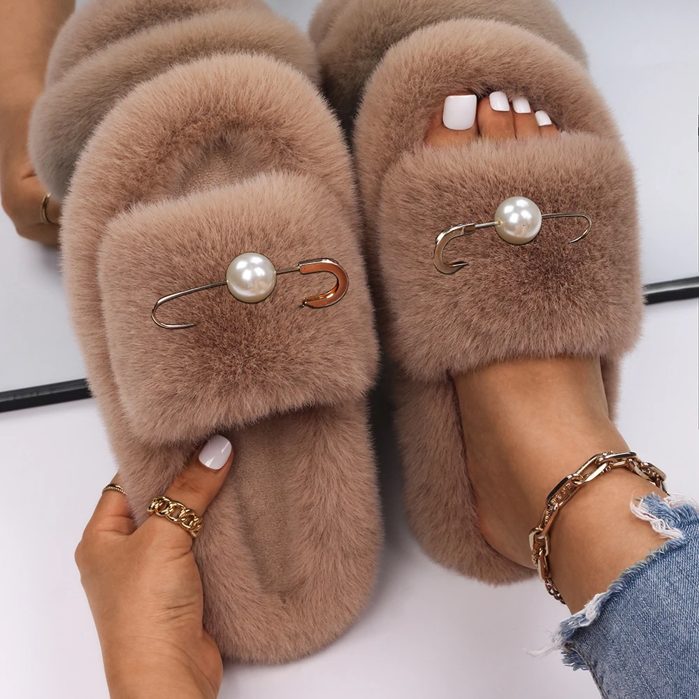 

Women Pearl Decor Faux Fur Slippers Female Chic Indoor Fur Slides Thick Bottom Fluffy Slippers Platform Sandals Designer Shoes