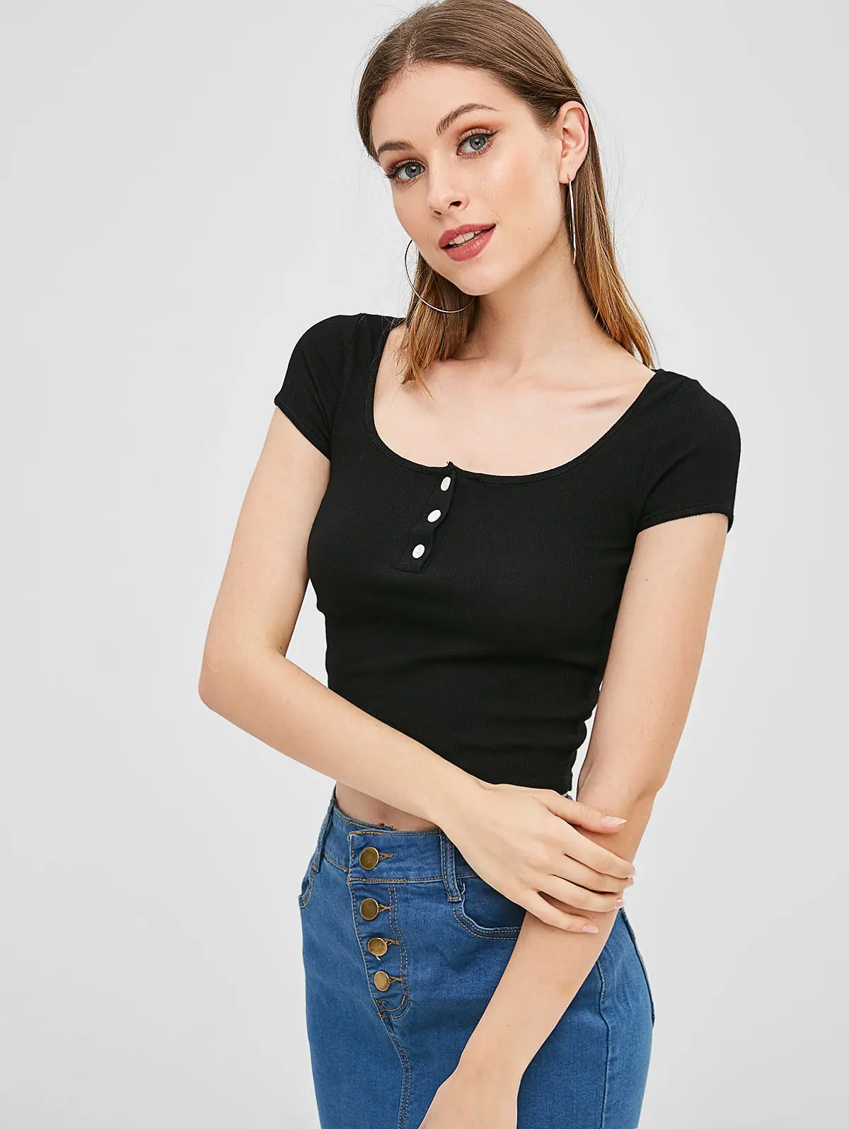 Укороченная женская футболка с овальным вырезом однотонная короткий рукав на