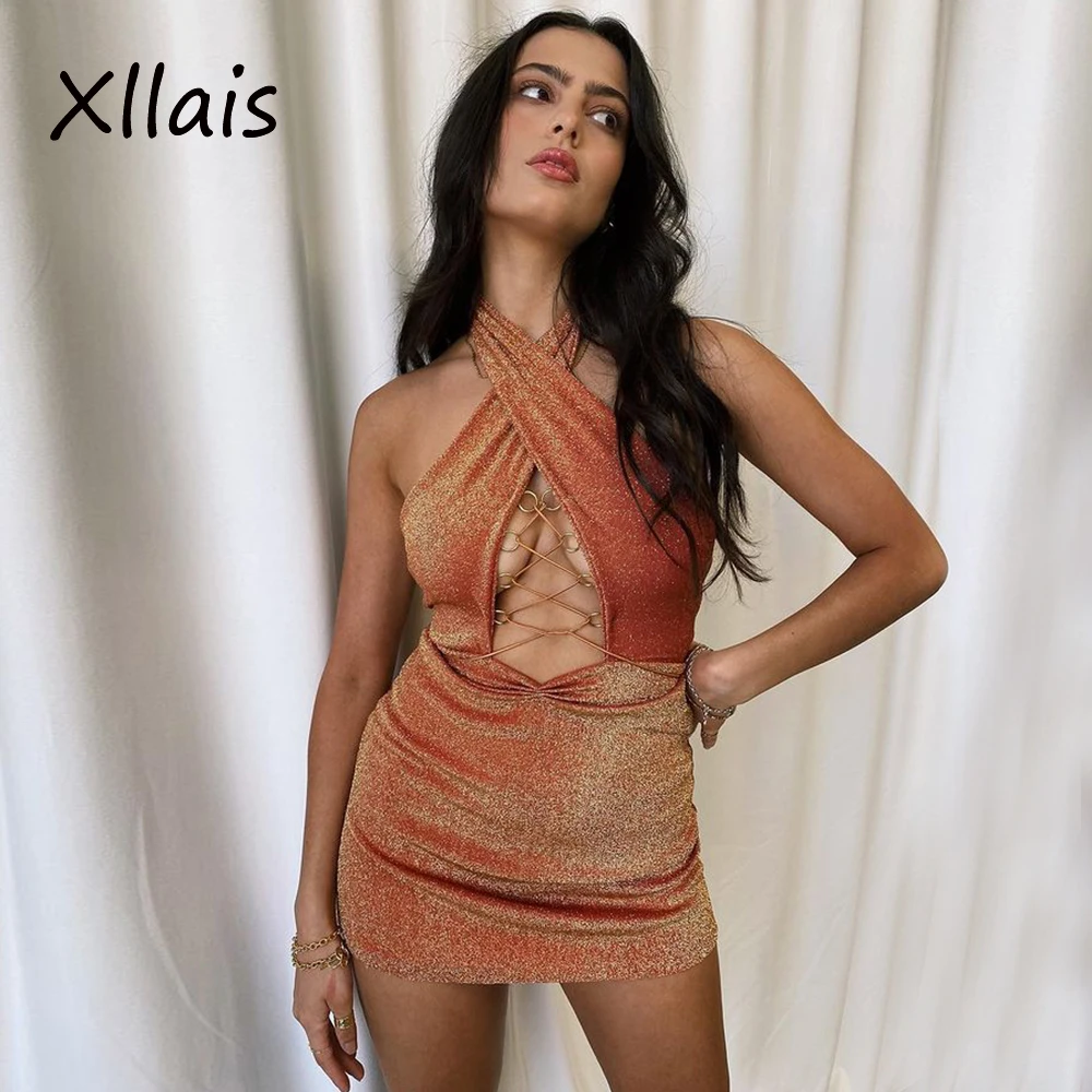 

Женское мини-платье с лямкой на шее, открытой спиной и металлическими кольцами