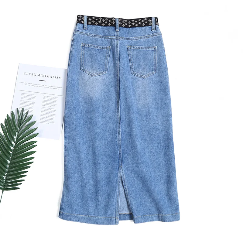 Длинная юбка из денима с контрастным принтом завышенной талией и разрезом сзади