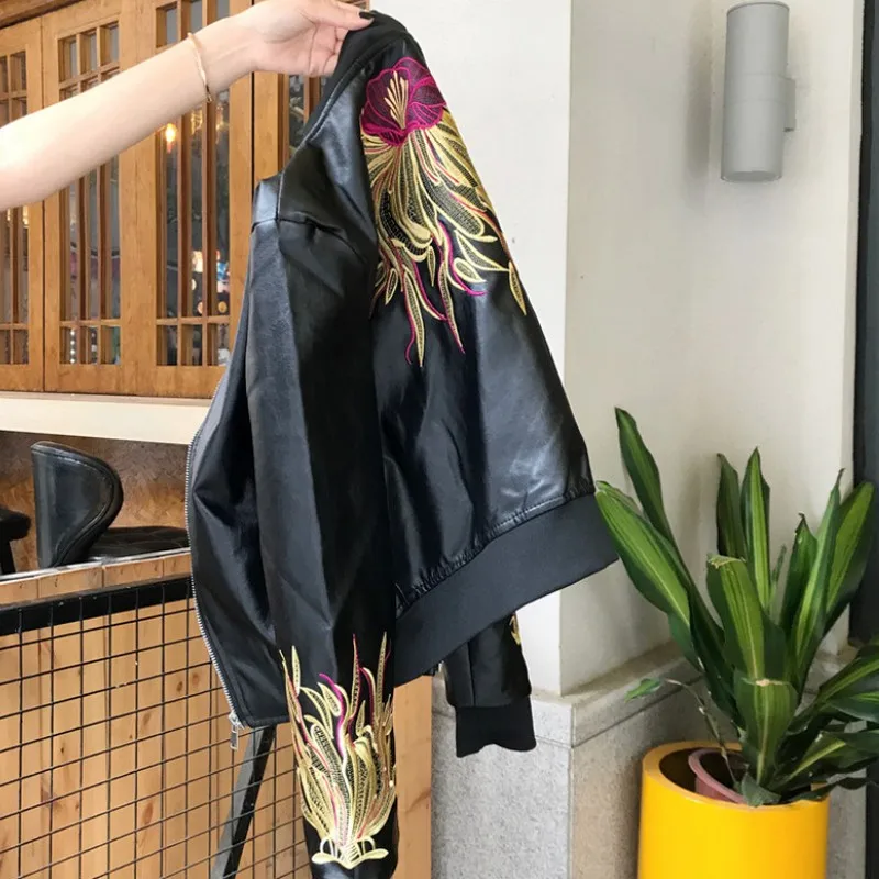 Женская кожаная куртка с цветочной вышивкой сезон весна осень Черная из