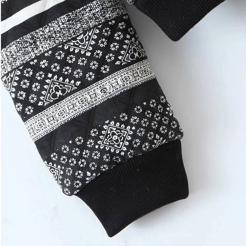 Женский однобортный пиджак черный с винтажным принтом и длинным рукавом деловая